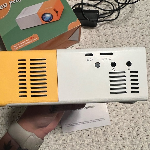 LED Mini Projector - Picture 3 of 3